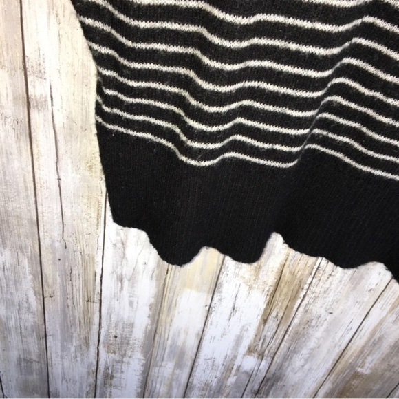 American Eagle Black & White Striped V Neck Sweater - Picture 4 of 5